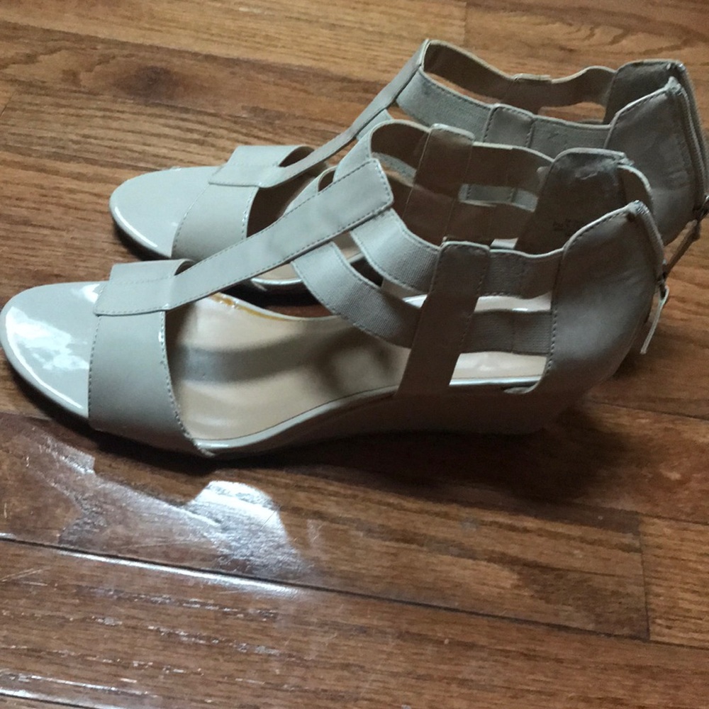 Mootsies Tootsies wedges. Tan/cream